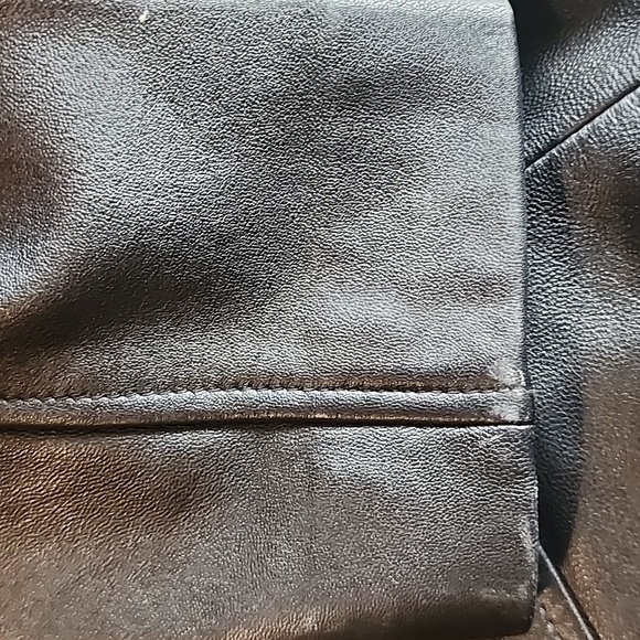 Women's genuine leather coat, size small and color black. - Picture 5 of 7